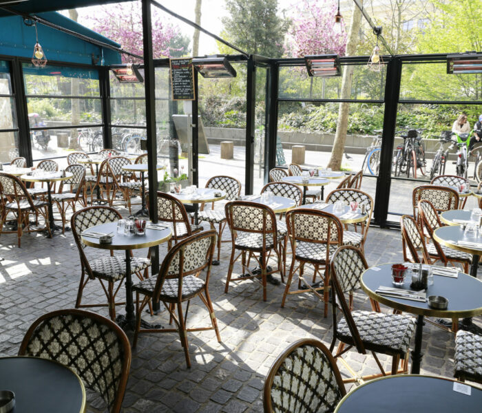 terrasse de l'as de trèfle avec ses chaises en rotin