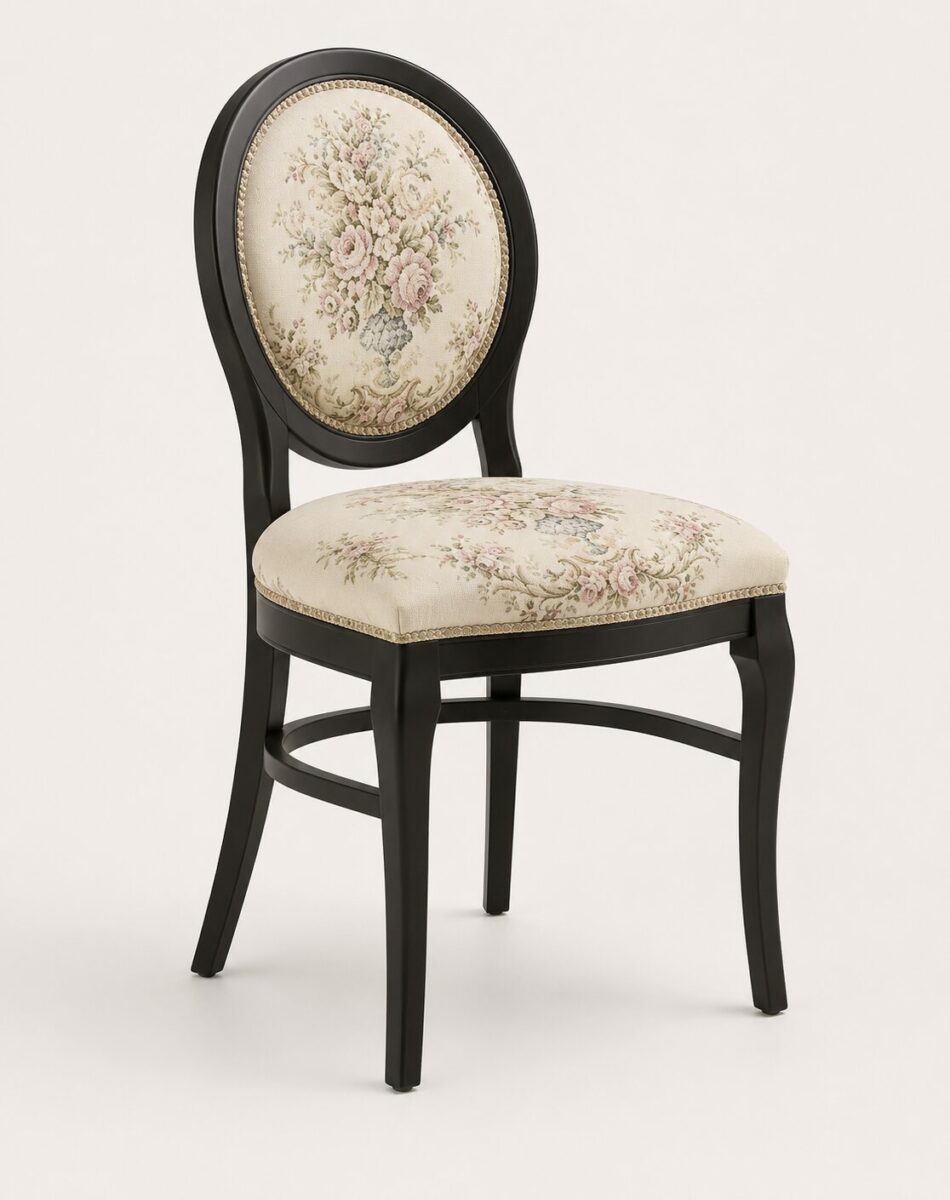 Chaise classique en bois massif avec dossier médaillon