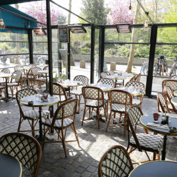 Terrasse parisienne avec chaises en rotin