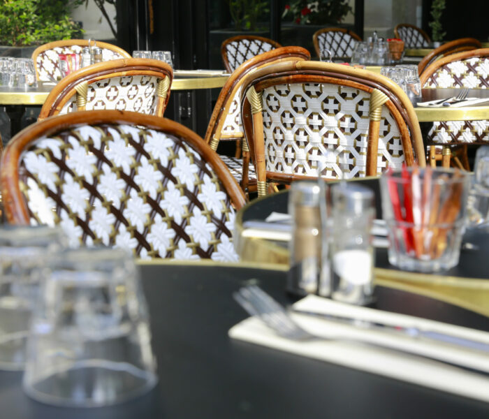 chaises en rotin fabriquées sur mesure avec tables bistro