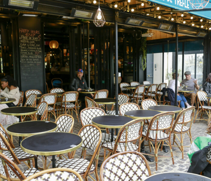 as de trefle restaurant parisien vous accueillent sur cette belle terasse réalisée par EURO MOBILIER CHR