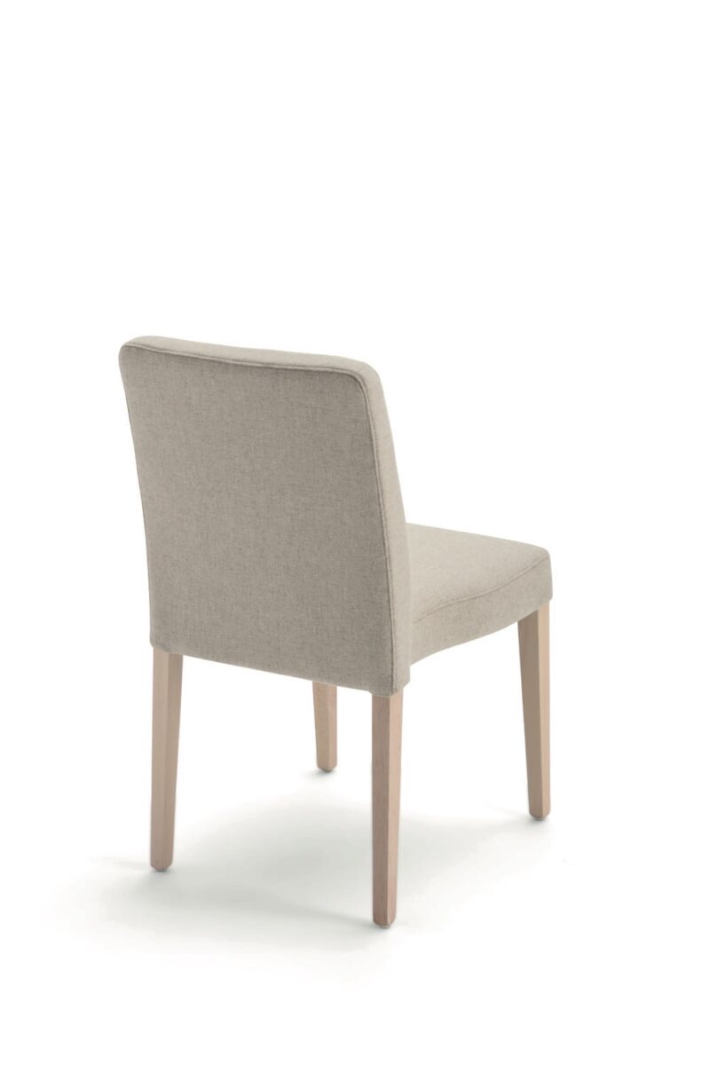 chaise empilable restaurant vue de face