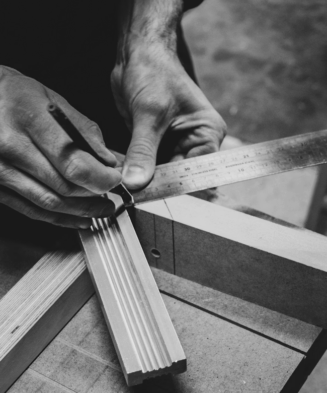 Fabrication artisanale de mobilier CHR en atelier pour cafés, hôtels et restaurants