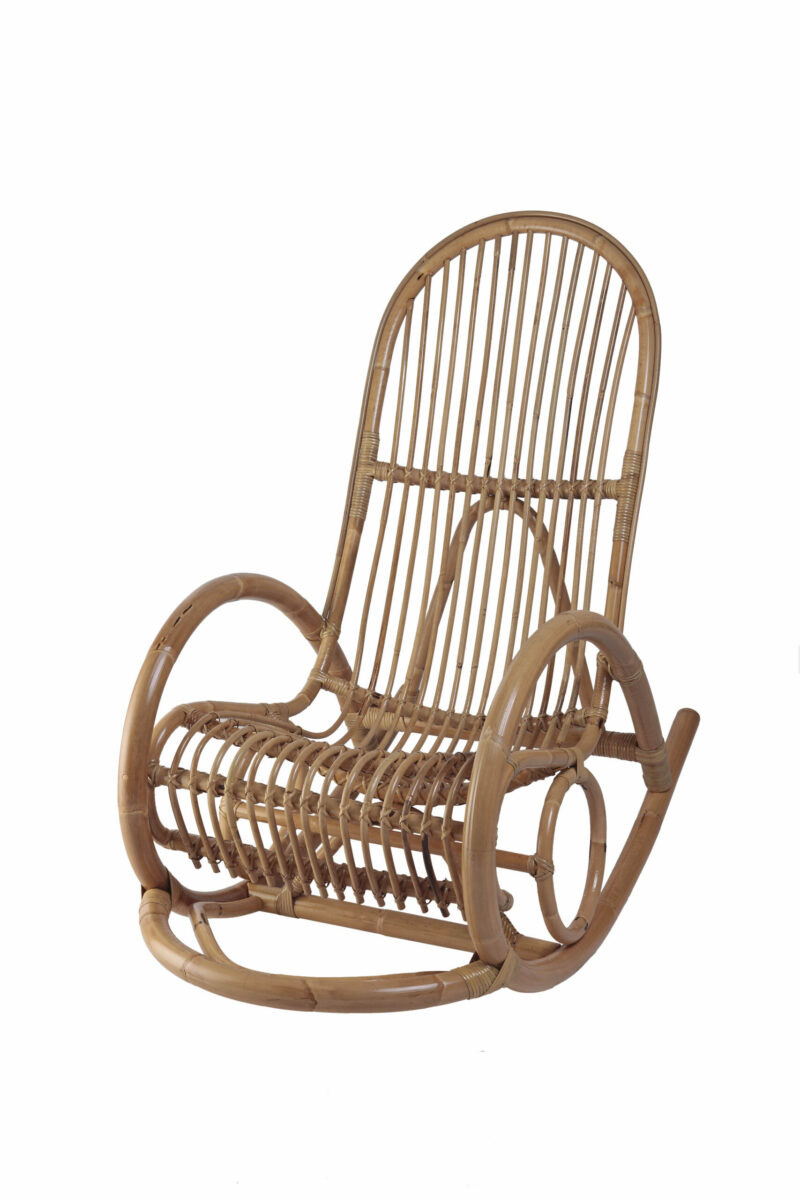 Fauteuil bascule en rotin vue de profil